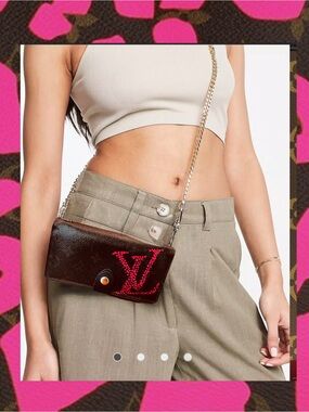 LOUIS VUITTON
Monogram Porte Valeurs
Checkbook Wallet reinvented Crossbody